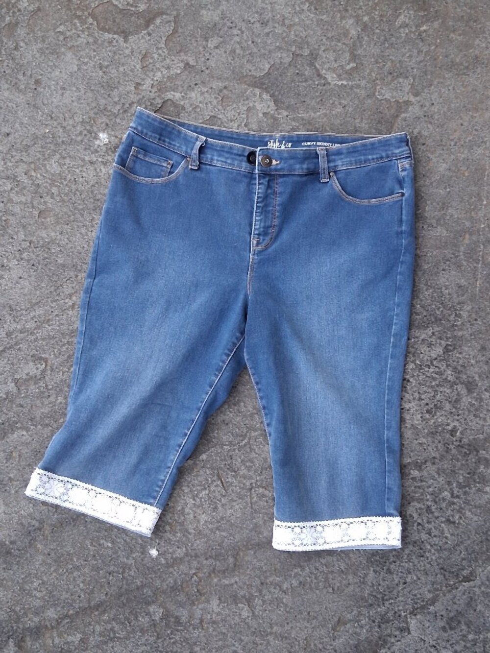 Style & Co. 14 Short 14S  Denim Capris with lace hem